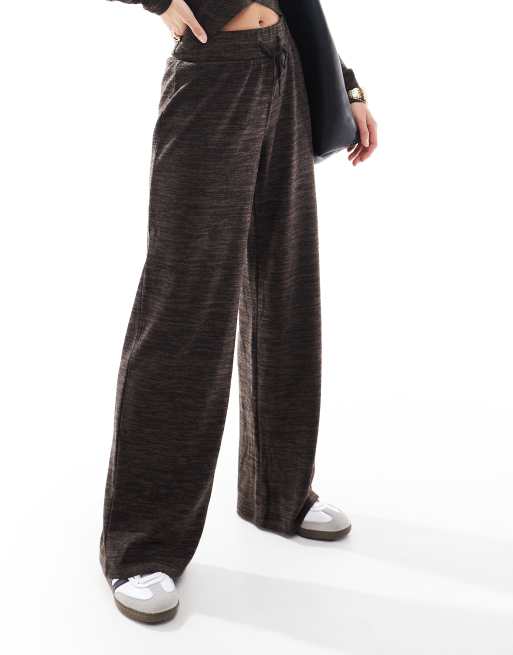 Vero Moda Petite - Pantaloni in jersey a fondo ampio color cioccolato mélange in coordinato