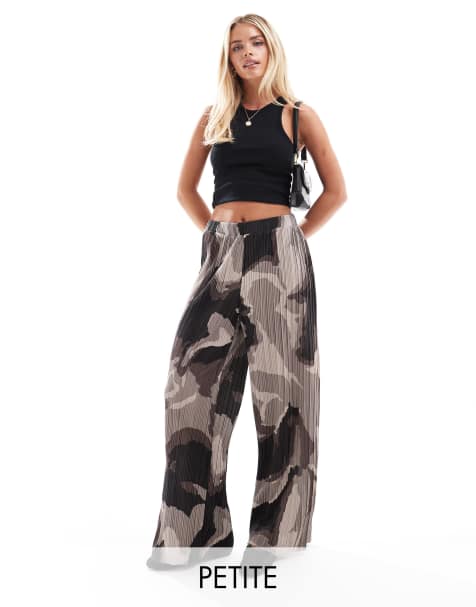 Vero Moda Petite plisse wide leg trousers in brown abstract print