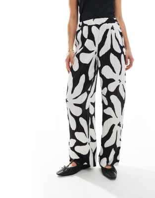 Vero Moda Petite - Plissee-Hose in Schwarz-Weiß mit hohem Bund, weitem Bein und Blumenprint