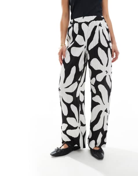 Vero Moda Petite – Plissee-Hose in Schwarz-Weiß mit hohem Bund, weitem Bein und Blumenprint - view 1