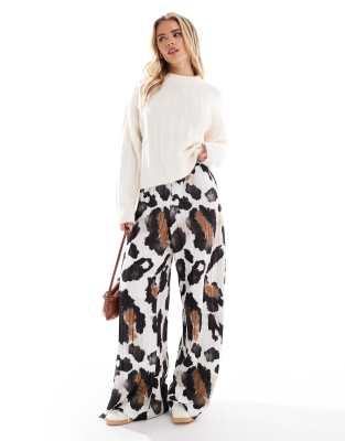 Vero Moda Petite - Plissee-Hose mit weitem Bein und abstraktem Kuh-Print-Bunt