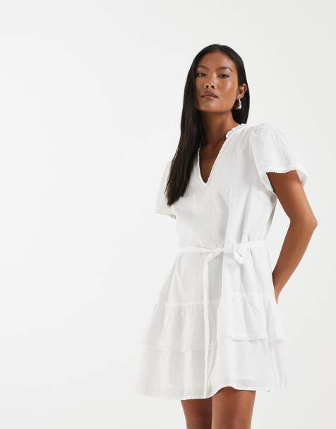 Vero Moda Petite – Popeline-Minikleid in Weiß mit Bindegürtel, Spitzenborte und Rüschensaum - view 1