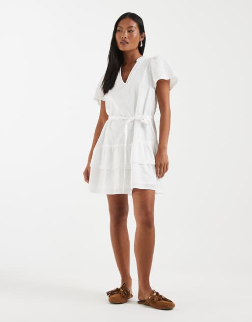 Vero Moda Petite – Popeline-Minikleid in Weiß mit Bindegürtel, Spitzenborte und Rüschensaum, 2 von 4