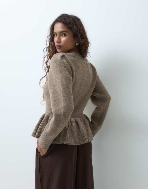 Vero Moda Petite Premium trui met peplum in de taille in beige, 5 van 5