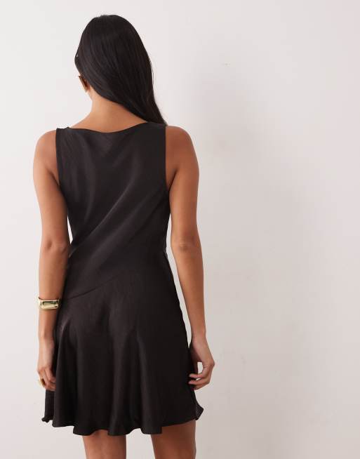 Vero Moda Petite robe courte en satin à col cascade avec détail à la taille, chocolat, 4 de 4
