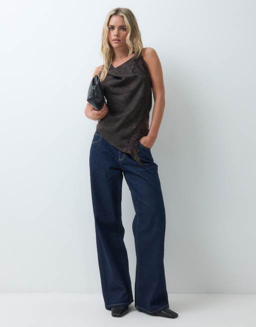 Vero Moda Petite satijnen haltertop met kantdetail in chocoladebruin, 2 van 5