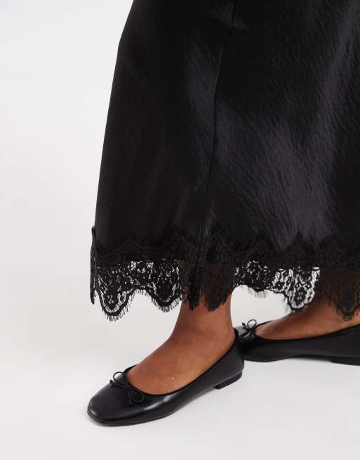 Vero Moda Petite satin midi-kjol med spetsdetalj i fållen i svart, 2 av 5