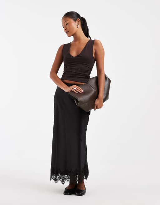 Vero Moda Petite satin midi-kjol med spetsdetalj i fållen i svart, 5 av 5