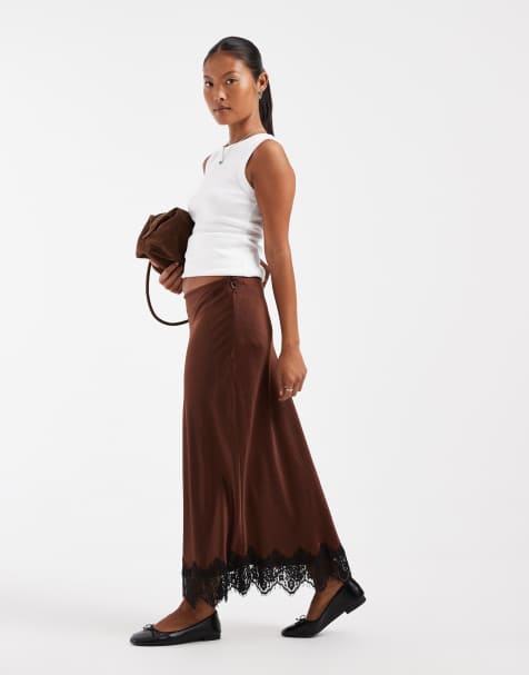 Vero Moda Petite Satin-Midirock mit Spitzensaum in Braun - view 1