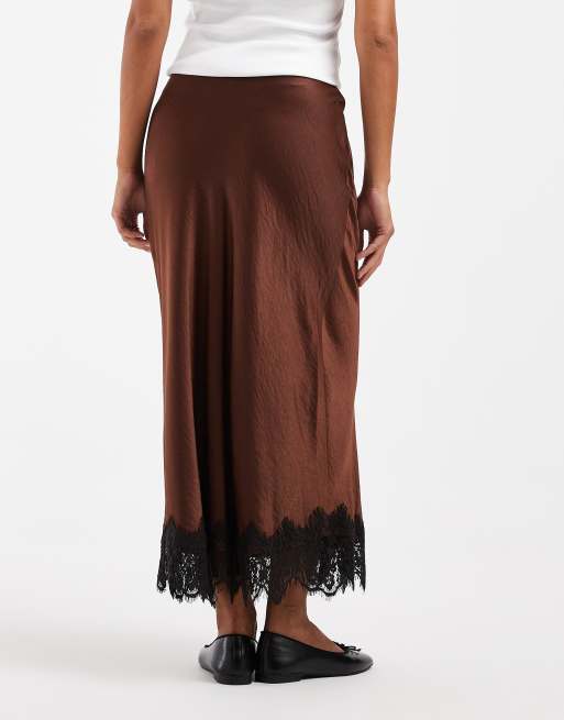 Vero Moda Petite Satin-Midirock mit Spitzensaum in Braun, 4 von 5