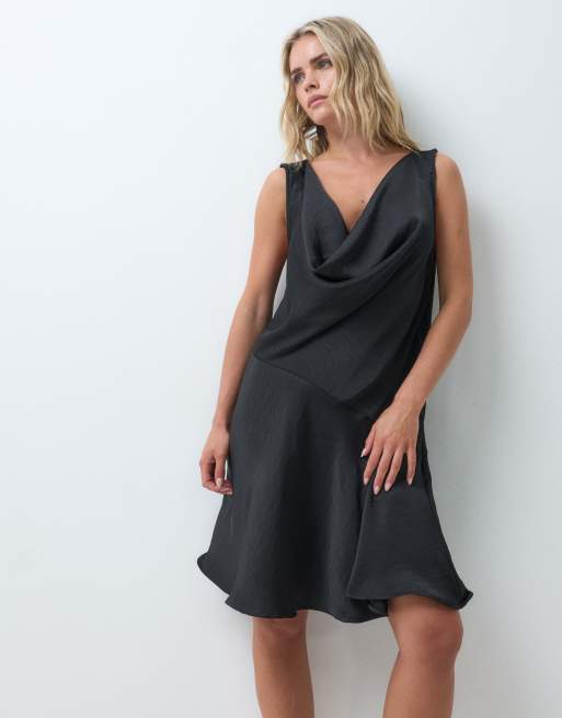 Vero Moda Petite Satin-Minikleid mit Wasserfallausschnitt und Taillendetail in Schwarz, 3 von 5
