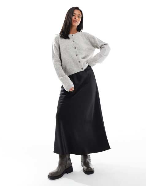 Vero Moda Petite - Schuingesneden satijnen midi-rok in zwart - view 1