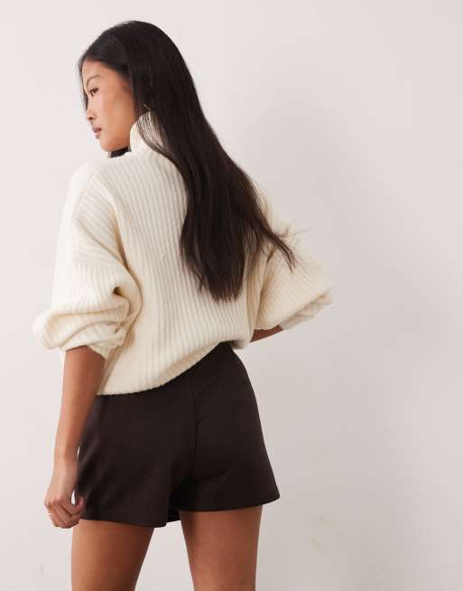 Vero Moda Petite skort med omlott framtill i mockaimitation i chokladbrun, 2 av 5