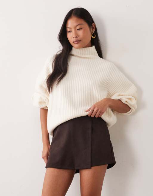 Vero Moda Petite skort med omlott framtill i mockaimitation i chokladbrun, 4 av 5
