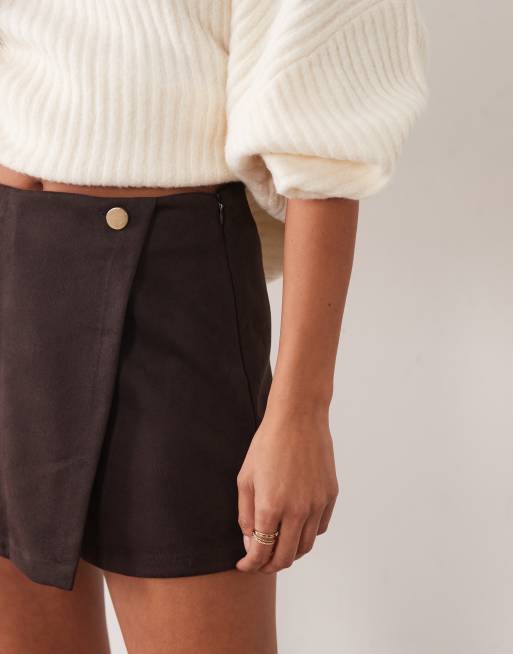 Vero Moda Petite skort med omlott framtill i mockaimitation i chokladbrun, 5 av 5