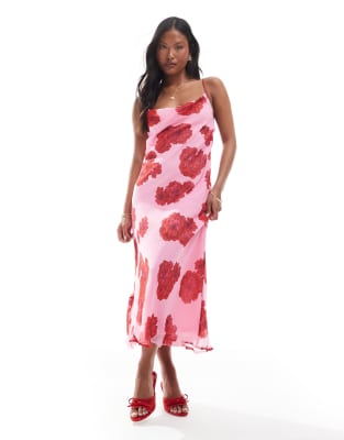 Vero Moda Petite - Smilla - Midi-Trägerkleid in Rosa mit rotem Blumenmuster und Wasserfallausschnitt