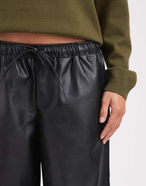 Vero Moda Petite - Sorte bukser med brede ben og bindebånd i taljen i imiteret læder, 5 af 5