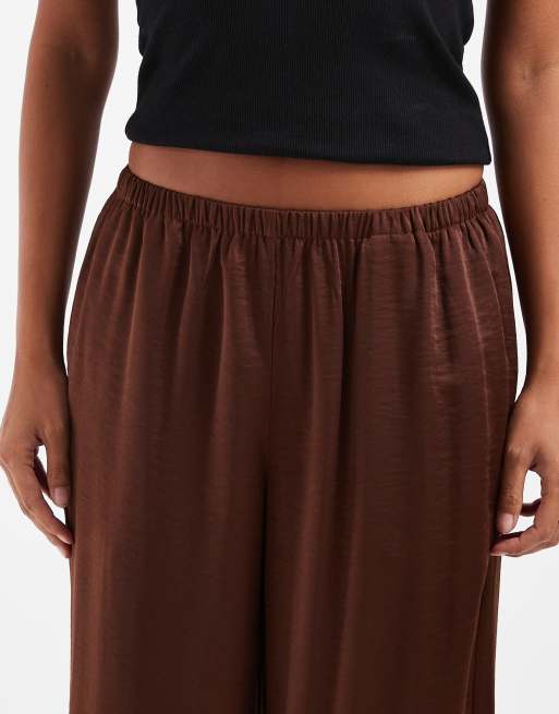 Vero Moda Petite spodnie z szerokimi nogawkami z teksturowanego satynu w brązie, 3 z 5