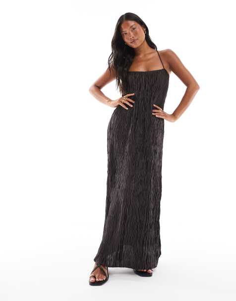 Vero Moda Petite – Strukturiertes, plissiertes Maxi-Trägerkleid in Schokobraun - view 1