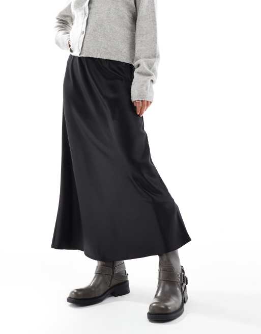 Vero Moda Petite – Svart, diagonalskuren midikjol i satin, 2 av 5