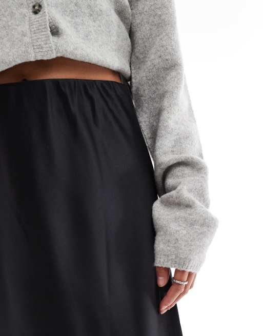 Vero Moda Petite – Svart, diagonalskuren midikjol i satin, 3 av 5