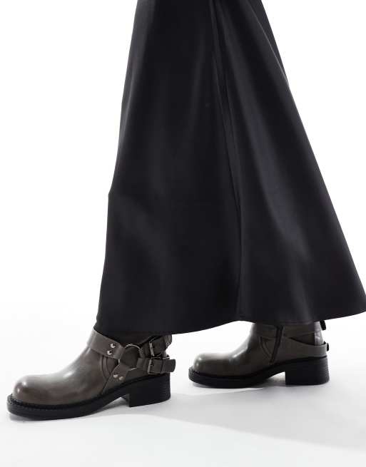 Vero Moda Petite – Svart, diagonalskuren midikjol i satin, 4 av 5