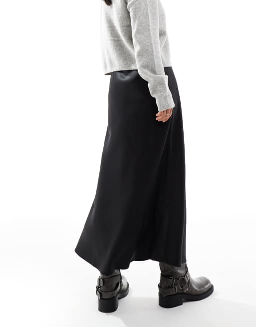 Vero Moda Petite – Svart, diagonalskuren midikjol i satin, 5 av 5
