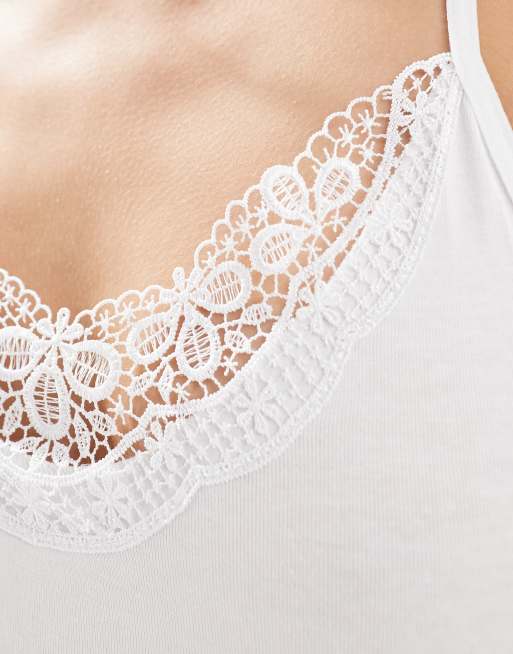 Vero Moda Petite – Svart och vitt inne med spets och smala axelband, 2-pack, 3 av 4