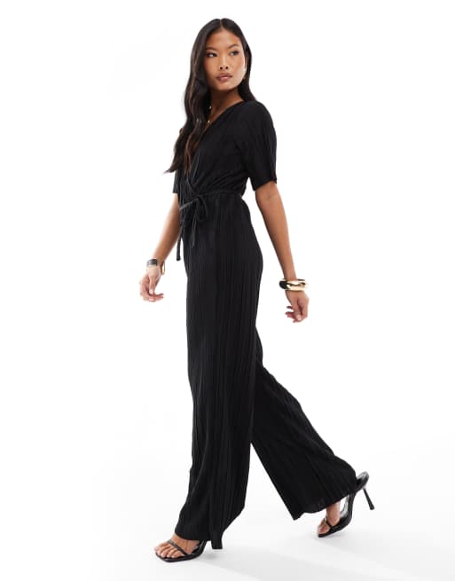 Vero Moda Petite – Svart, plisserad jumpsuit med omlottdesign framtill
