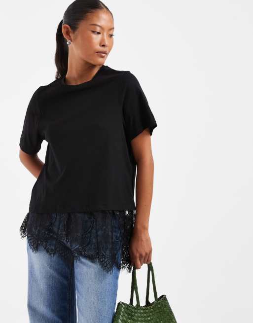 Vero Moda Petite T-shirt con dettaglio in pizzo asimmetrico nera