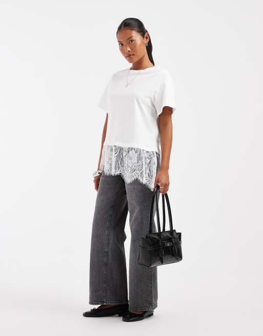 Vero Moda Petite T-shirt med asymmetrisk blondedetalje i hvid, 3 af 4
