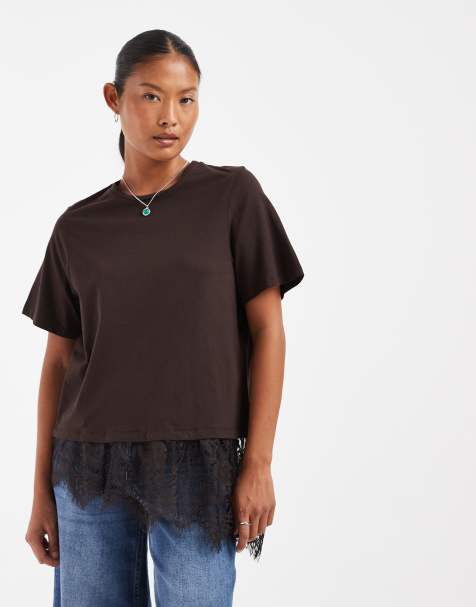 Vero Moda Petite T-shirt z asymetryczną koronkową wstawką w kolorze czekoladowobrązowym - view 1