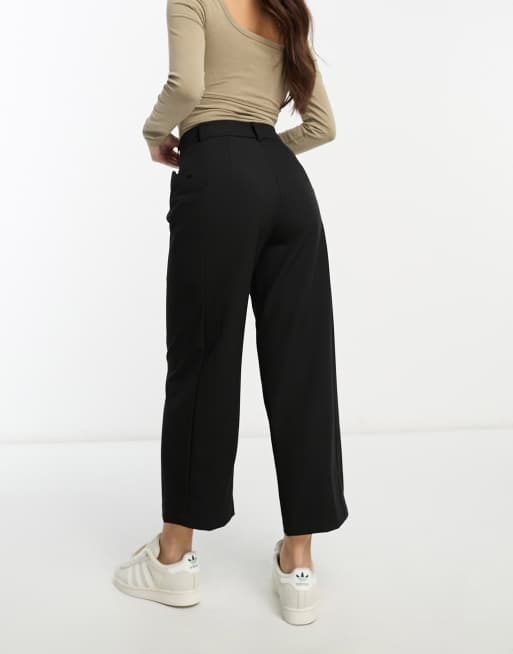 Vero Moda Petite tailored straight leg cropped trousers with slanted  pockets in black