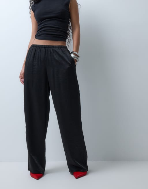 Vero Moda Petite teksturerede satinbukser med brede ben i sort, 2 af 5