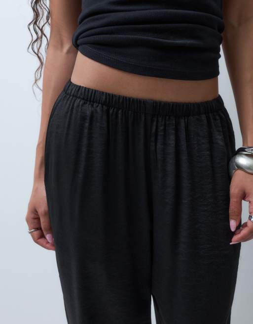Vero Moda Petite teksturerede satinbukser med brede ben i sort, 3 af 5