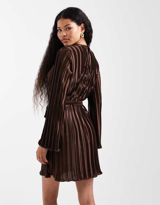 Vero Moda Petite tie waist plisse mini dress in chocolate, 2 of 4