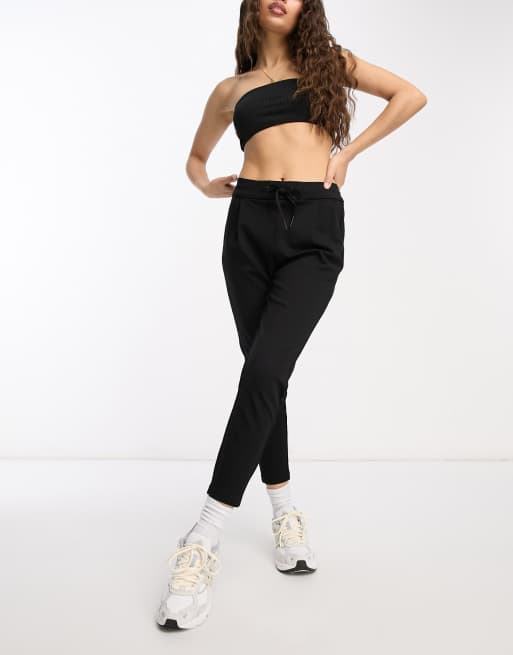 Vero Moda Petite - Toelopende joggingbroek met gestrikte taille in zwart, 4 van 4