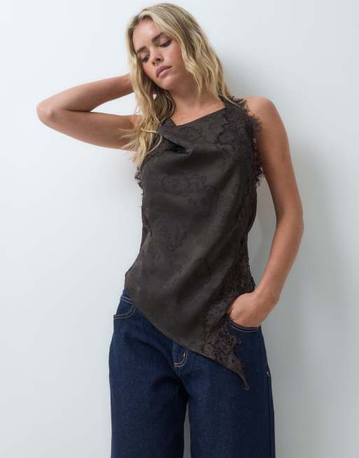 Vero Moda Petite top en satin à col licou avec détail en dentelle, marron chocolat, 4 de 5