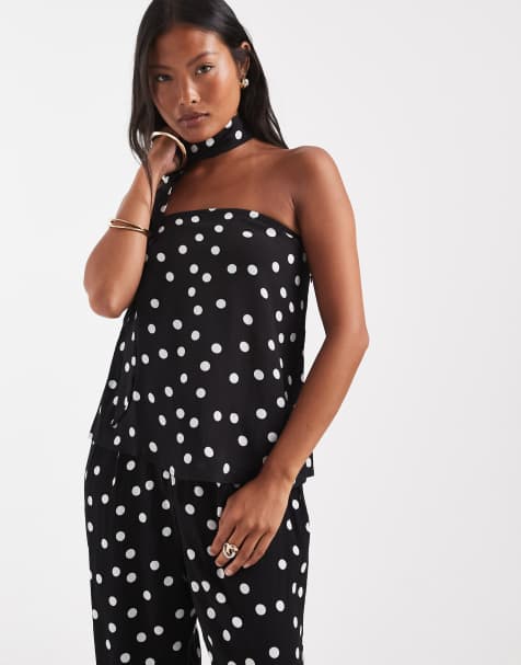 Vero Moda Petite - Top negro con estampado de lunares blancos, escote palabra de honor y detalle de fular de tejido liso (parte de un conjunto) - view 1