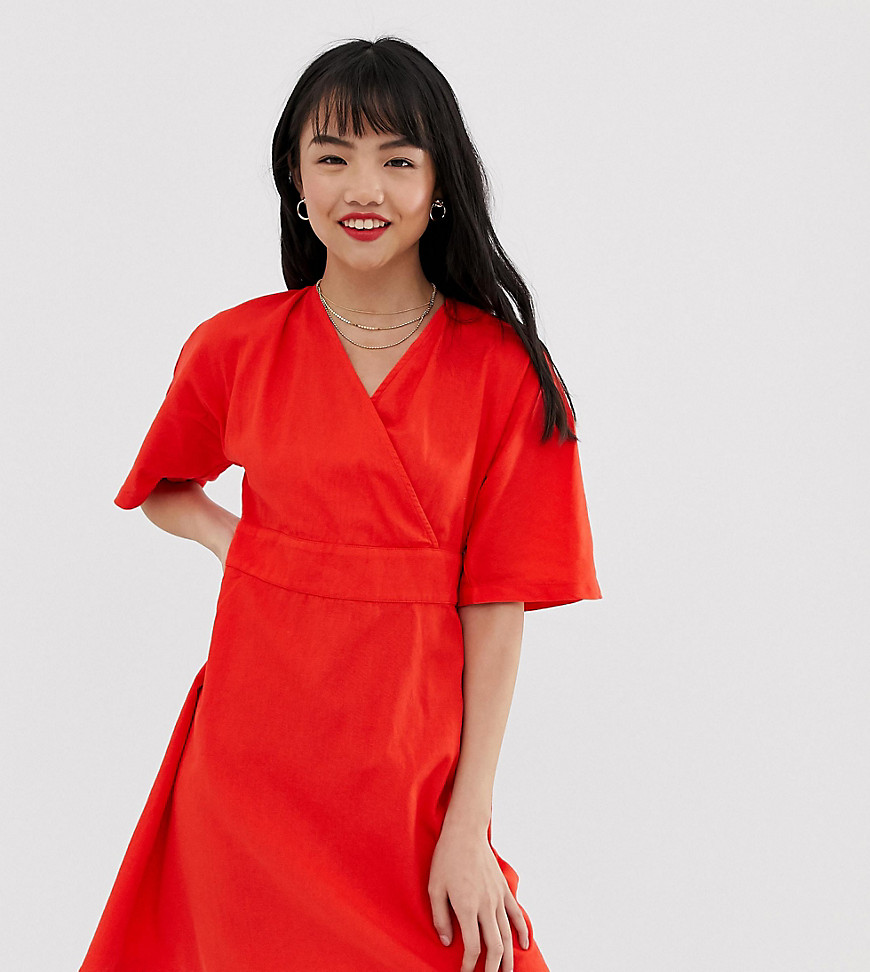 Vero Moda Petite – V-ringad klänning med knytning baktill-Röd
