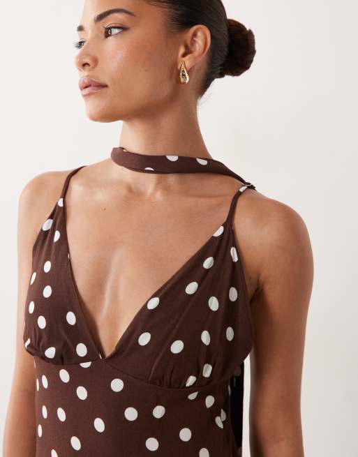 Vero Moda Petite - Vestito lungo con spalline sottili e scollo a sciarpa color cioccolato a pois, 3 di 4