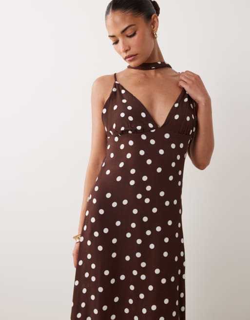 Vero Moda Petite - Vestito lungo con spalline sottili e scollo a sciarpa color cioccolato a pois, 4 di 4
