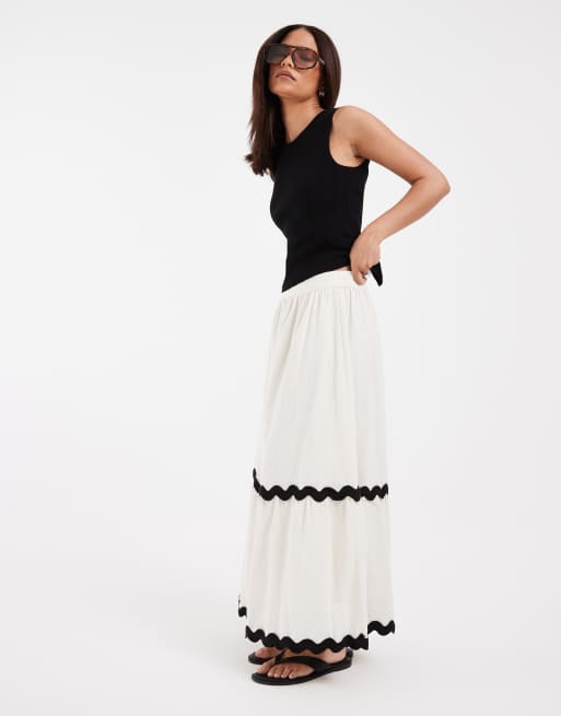 Vero Moda Petite – Weiter, gestufter Maxirock in Cremeweiß mit farblich abgesetztem Muschelsaum, 2 von 5