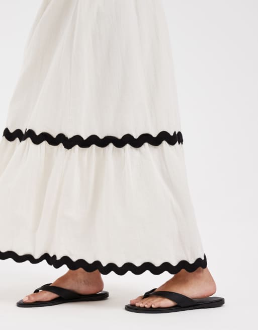 Vero Moda Petite – Weiter, gestufter Maxirock in Cremeweiß mit farblich abgesetztem Muschelsaum, 3 von 5
