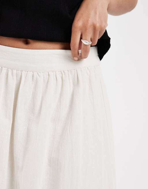 Vero Moda Petite – Weiter, gestufter Maxirock in Cremeweiß mit farblich abgesetztem Muschelsaum, 5 von 5