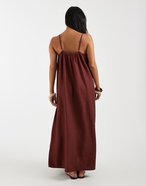 Vero Moda Petite – Weites Maxi-Trägerkleid aus Webstoff in Andorra-Rot mit Knitterstruktur, 3 von 4