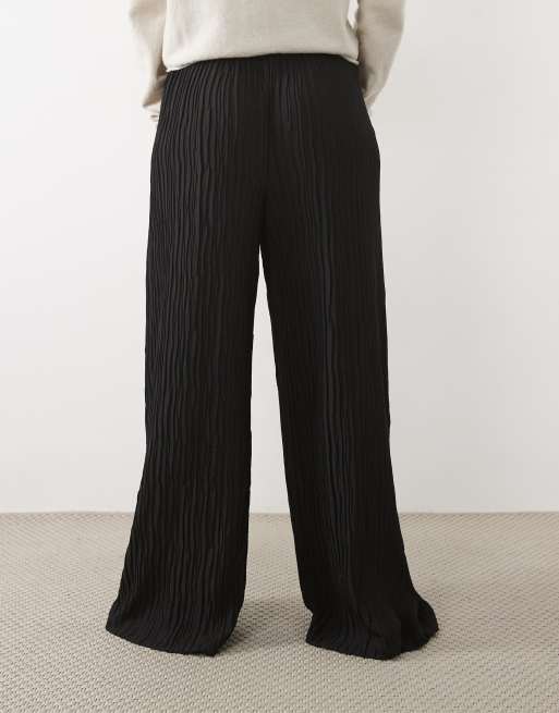Vero Moda Petite wide leg plisse trousers in black, 2 of 5