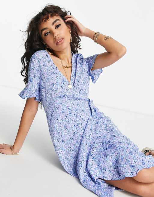 Assimilate salon formel Vero Moda Petite wrap front maxi tea dress in blue floral | ASOS