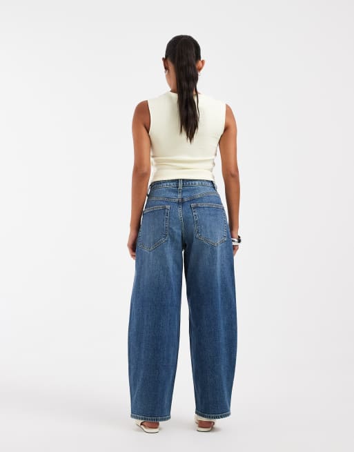 Vero Moda Petite Zelda high rise barrel leg jeans with pocket detail in medium blue denim, 3 of 5