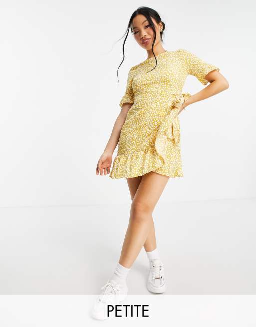 Vero Moda Petite – Żółta sukienka mini z falbaną i wzorem w plamki